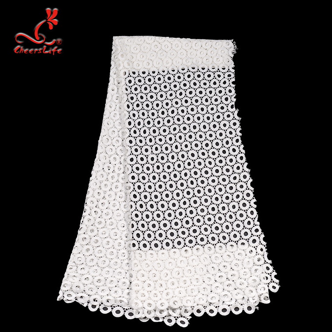 Guipurespitzen-Spitze-wasserlösliches geometrisches Form-Stickerei-Gewebe mit Polyester-Milch-Garn 100%