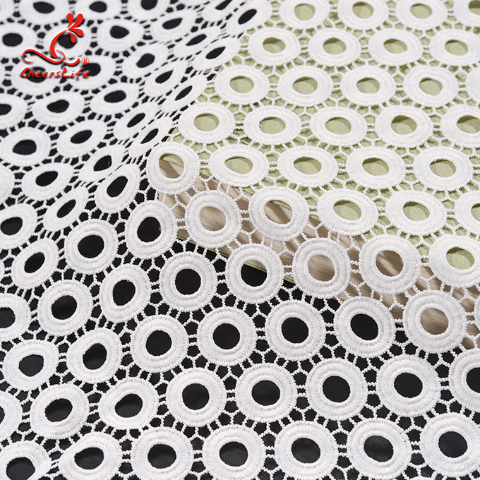 Guipurespitzen-Spitze-wasserlösliches geometrisches Form-Stickerei-Gewebe mit Polyester-Milch-Garn 100%