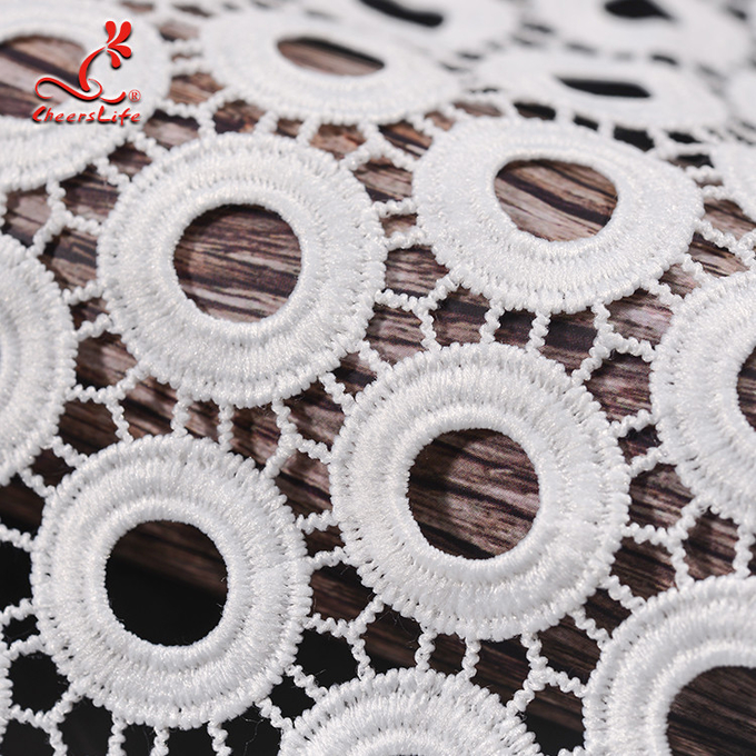 Guipurespitzen-Spitze-wasserlösliches geometrisches Form-Stickerei-Gewebe mit Polyester-Milch-Garn 100%