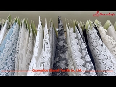 Arbeiten Sie das verschiedene Spitzegewebe um, das für Kleid, das Kleid passend ist, welches die Herstellung verarbeitet.